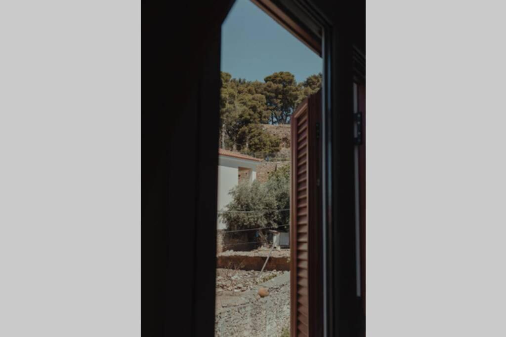 John'S House Under The Castle Of Kalamata Exterior photo